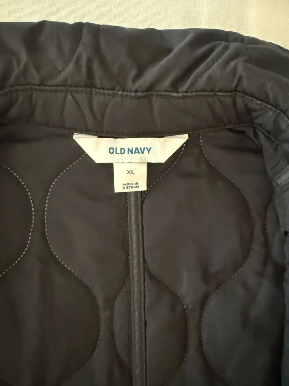 Old Navy Black Quilted Jacket with Curved Stitching - Picture 5 of 6